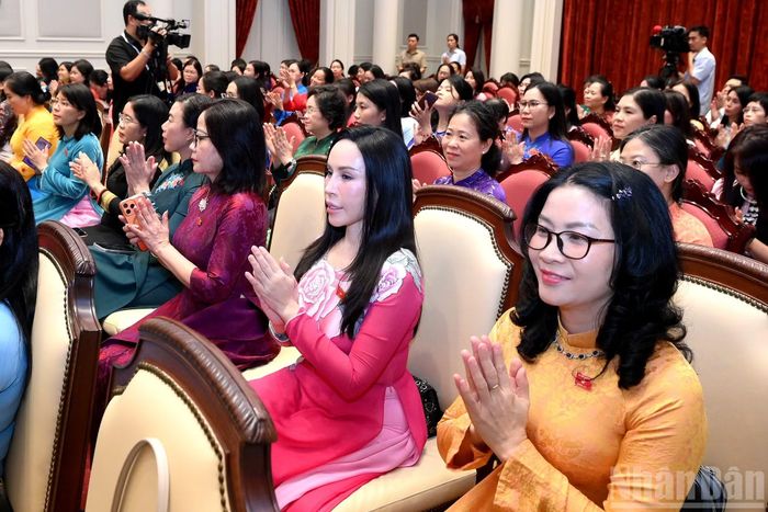 Các nữ Đại biểu Quốc hội khóa XVI dự cuộc gặp mặt.