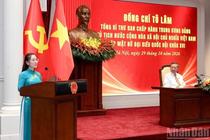 Nữ đại biểu Quốc hội khóa XVI phát biểu tại cuộc gặp mặt.