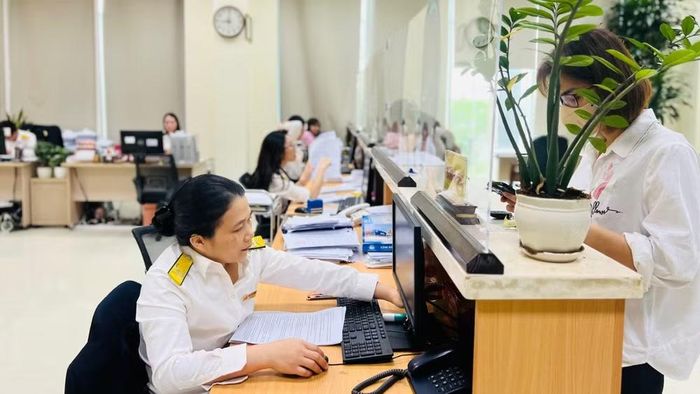 Cơ quan thuế tăng cường hỗ trợ người dân thực hiện nghĩa vụ thuế sử dụng đất phi nông nghiệp. (Ảnh: M.P)