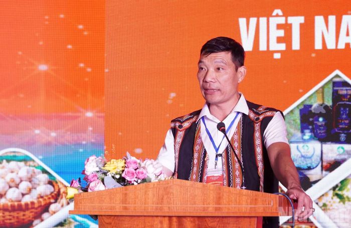 Chủ tịch Ủy ban nhân dân xã Măng Ri Phạm Xuân Quang phát biểu khai mạc lễ hội. (Ảnh: HIỂN CỪ)