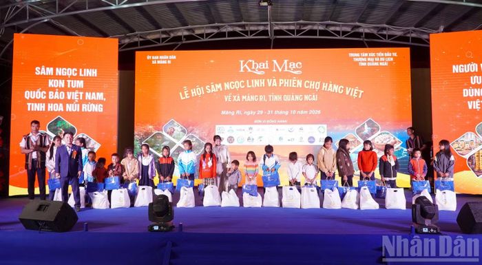 Tặng quà cho các em có hoàn cảnh khó khăn trên địa bàn xã Măng Ri. (Ảnh: HIỂN CỪ)