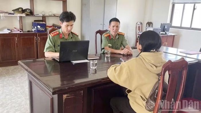 Cơ quan Công an xã Tuy Đức (Lâm Đồng) làm việc với đối tượng đăng thông tin sai sự thật về khám sức khỏe toàn dân.