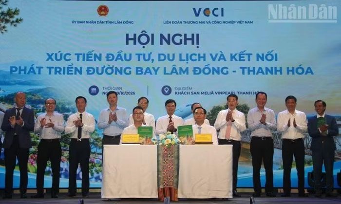 Đại diện các đơn vị thuộc tỉnh Thanh Hóa-Lâm Đồng ký kết nội dung hợp tác. (Ảnh: Mai Luận)