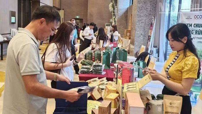 Đại biểu chọn mua sản phẩm nông nghiệp, đặc sản của các địa phương. (Ảnh: Mai Luận)