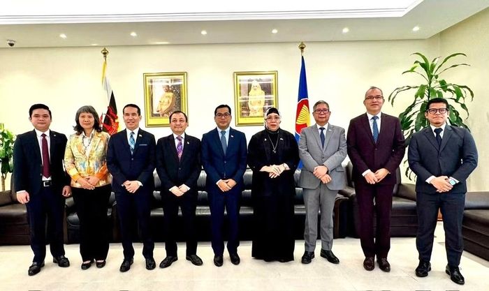 Các Đại sứ, Đại biện Đại sứ quán các nước ASEAN tham dự cuộc họp chụp ảnh kỷ niệm. (Ảnh: Đại sứ quán Việt Nam tại Kuwait cung cấp)