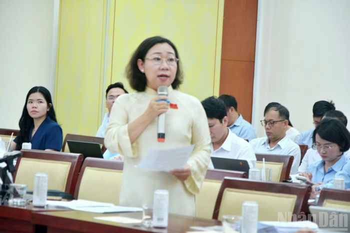  Bà Hàng Thị Thu Nga, Bí thư Đảng ủy phường Tân Thuận chia sẻ tại phiên thảo luận tổ chiều 29/10. ﻿(Ảnh: VƯƠNG LÊ) 