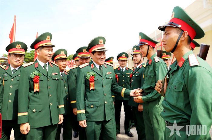 Thủ trưởng Bộ tư lệnh Quân khu 3 động viên cán bộ, chiến sĩ Trung đoàn 8, Sư đoàn 395, Quân khu 3. Ảnh: VĂN THIỆN
