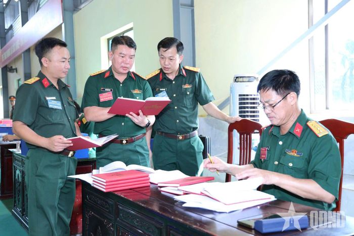 Ban giám khảo chấm thi Hệ thống sổ sách công tác Đảng, công tác chính trị tại Hội thi sổ sách công tác quân sự, chính trị, hậu cần - kỹ thuật năm 2026 do Quân khu 3 tổ chức. Ảnh: VĂN THIỆN
