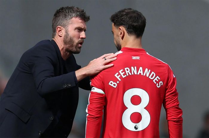 HLV Michael Carrick và Bruno Fernandes quyết định dẹp những hiềm khích. Ảnh: The Times 