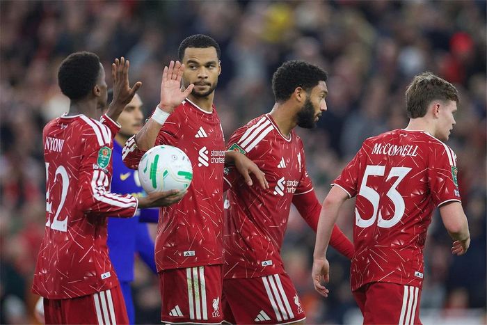 Liverpool cần 8 loạt sút luân lưu để hạ Chelsea. Ảnh: This is Anfield 