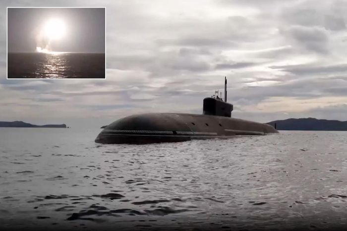 Hình ảnh tàu ngầm K-553 Generalissimo Suvorov phóng tên lửa đạn đạo xuyên lục địa RSM-56 Bulava vừa qua. Ảnh: Bộ Quốc phòng Nga  