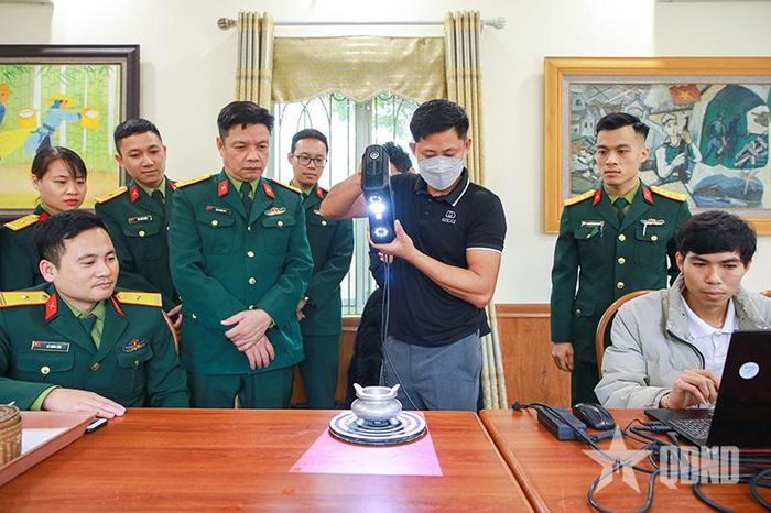 Cán bộ Bảo tàng Lịch sử Quân sự Việt Nam tiếp cận, nghiên cứu công nghệ quét 3D để số hóa hiện vật. 