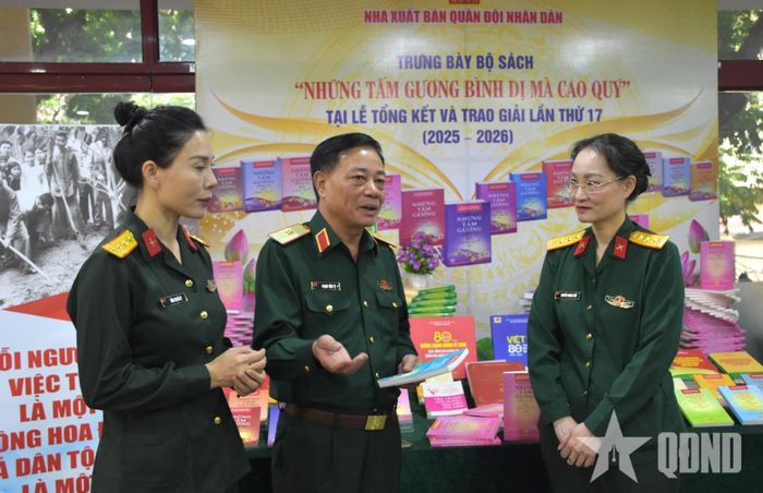 Thiếu tướng Phạm Văn Tỵ và nhóm tác giả tại Lễ tổng kết, trao giải Cuộc thi.