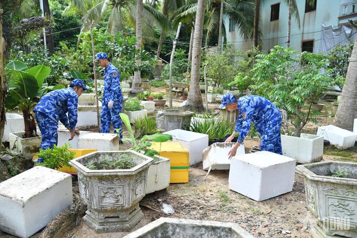  Cán bộ, chiến sĩ Bộ tư lệnh Vùng Cảnh sát biển 4 kiểm tra các dụng cụ, vật chứa nước có nguy cơ trở thành nơi trú ngụ, sinh sản của muỗi. 
