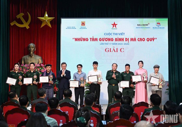 Thiếu tướng Đoàn Xuân Bộ và đồng chí Tống Văn Thanh trao giải C tặng các tác giả, nhóm tác giả và nhân vật. 