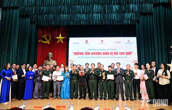 Đại tướng Nguyễn Trọng Nghĩa và các đại biểu chụp ảnh chung. 