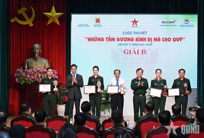 Trung tướng Lê Minh Quang và đồng chí Nguyễn Văn Chiến trao giải B tặng các tác giả, nhóm tác giả và nhân vật. 