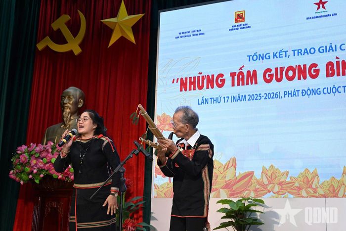 Nghệ nhân Ưu tú Y Bhiông Niê (già Ama H’Loan) cùng con gái biểu diễn tại buổi lễ. 