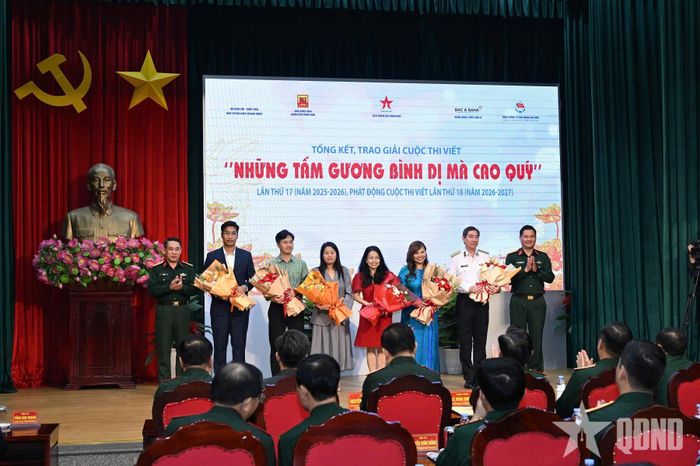 Đại diện các đơn vị đồng hành cùng chương trình nhận hoa của Ban tổ chức.  