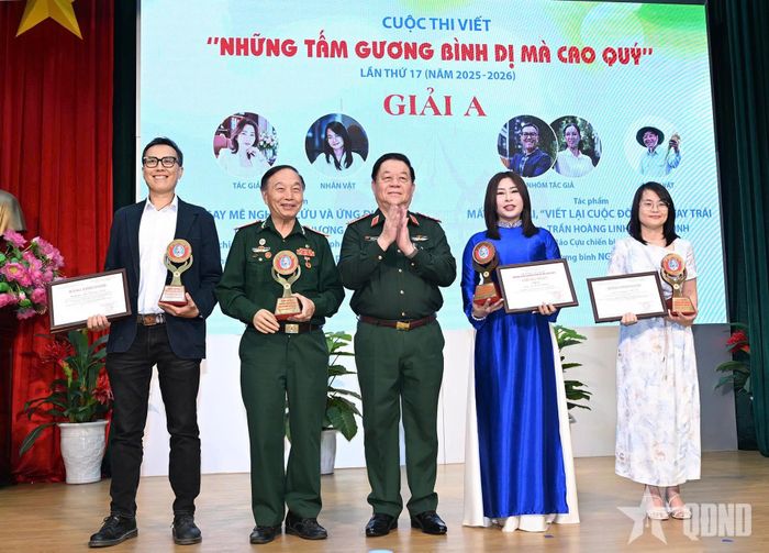 Đại tướng Nguyễn Trọng Nghĩa trao giải A tặng các tác giả, nhóm tác giả và nhân vật. 