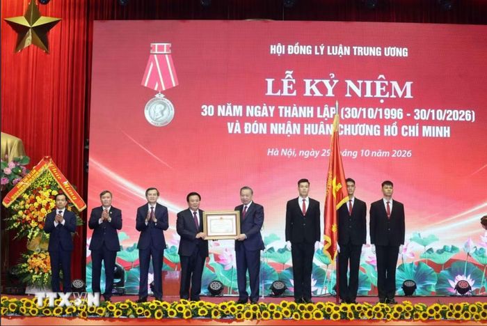  Tổng Bí thư, Chủ tịch nước Tô Lâm trao Huân chương Hồ Chí Minh tặng Hội đồng Lý luận Trung ương. 