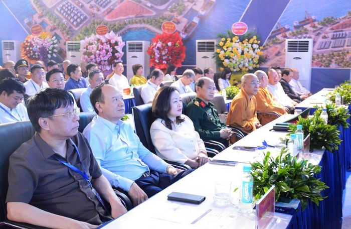  Các đại biểu tham dự lễ khởi công.