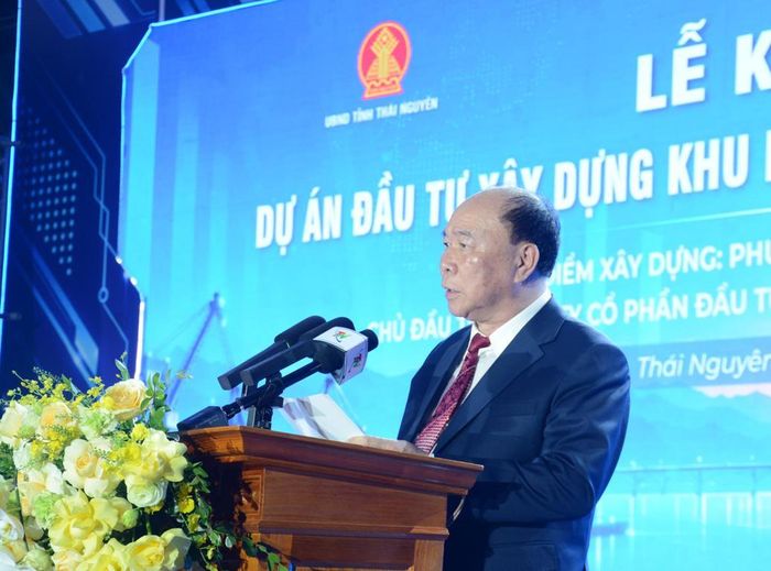 Anh hùng Lao động Nguyễn Huy Quý, Chủ tịch Hội đồng quản trị - Tổng giám đốc Công ty Cổ phần Đầu tư xây dựng và khai thác khoáng sản Thăng Long phát biểu tại lễ khởi công.