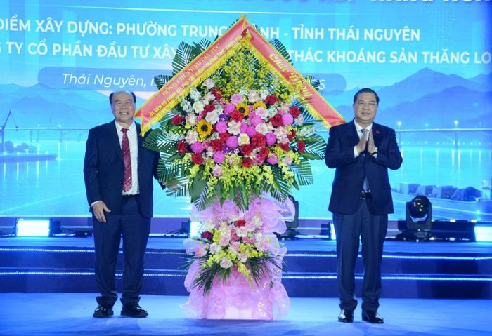 Đồng chí Phạm Gia Túc, Ủy viên Bộ Chính trị, Phó thủ tướng Thường trực Chính phủ tặng hoa chúc mừng đại diện chủ đầu tư dự án.