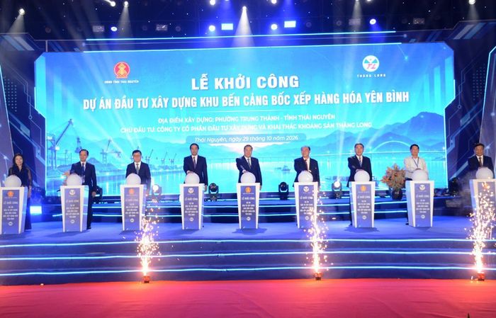 Các đại biểu thực hiện nghi thức khởi công dự án. 