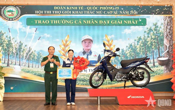  Trung tá Dương Kim Tuấn, Đoàn trưởng Đoàn Kinh tế - Quốc phòng 75 trao giải nhất tặng tập thể và danh hiệu “Bàn tay vàng” tại hội thi. 