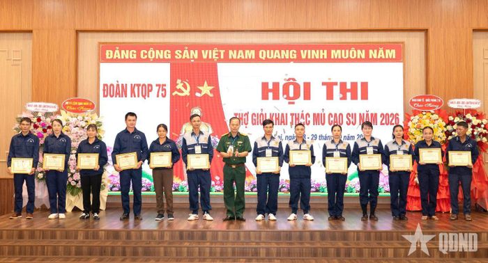  Lãnh đạo Đoàn Kinh tế - Quốc phòng 75 trao giải tập thể và cá nhân có thành tích tiêu biểu.  