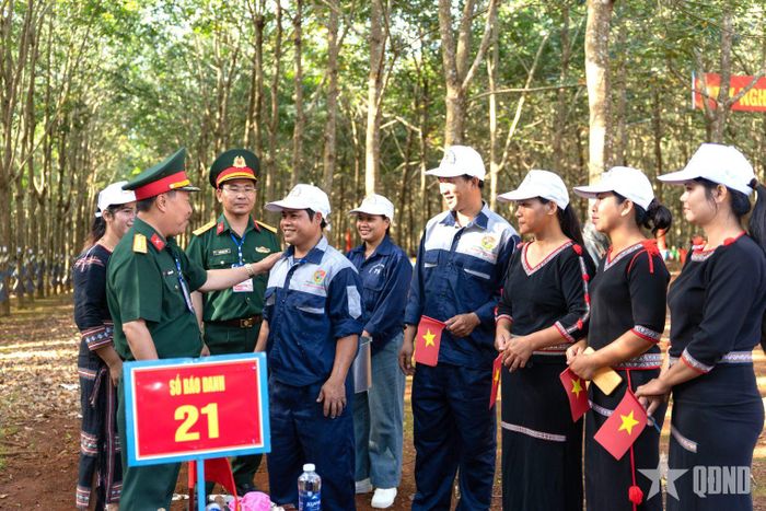  Lãnh đạo Binh đoàn và các đồng chí trong Ban chỉ huy Đoàn Kinh tế - Quốc phòng 75 động viên tuyển thủ trước khi bước vào phần thi thực hành. 