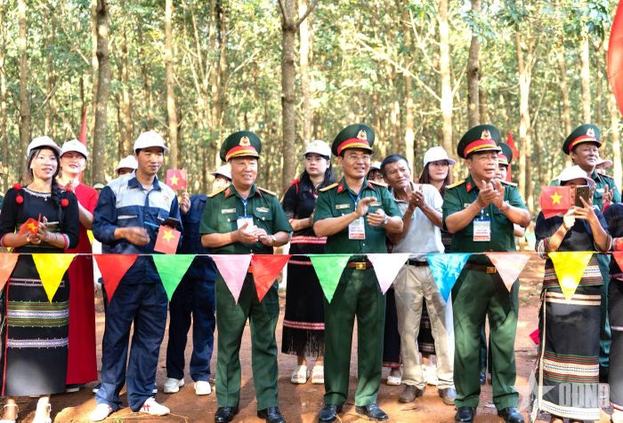  Đông đảo cán bộ, công nhân, người lao động và nhân dân xã Ia Krêl (Gia Lai) đến theo dõi, cổ vũ hội thi.  