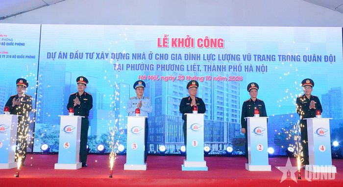  Thủ trưởng Bộ Quốc phòng và các đại biểu thực hiện nghi thức bấm nút khởi công dự án đầu tư xây dựng dự án nhà ở cho gia đình LLVT trong Quân đội tại phường Phương Liệt, TP Hà Nội. 