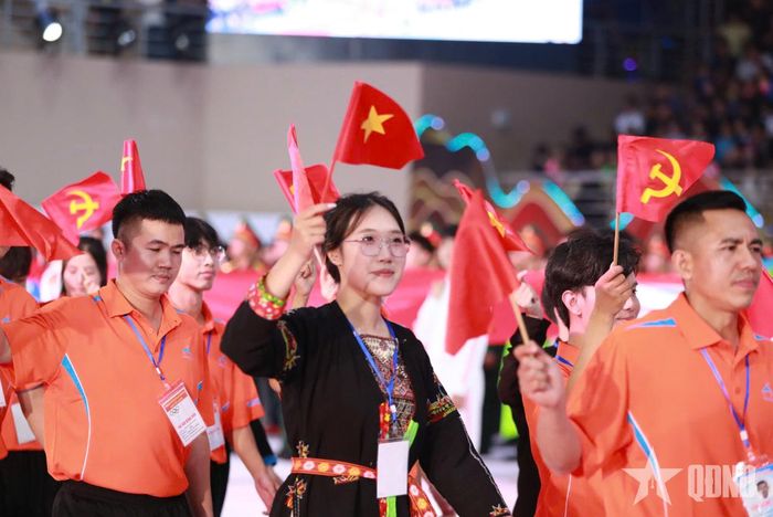  Các khối diễu hành biểu dương lực lượng tại lễ khai mạc Đại hội.