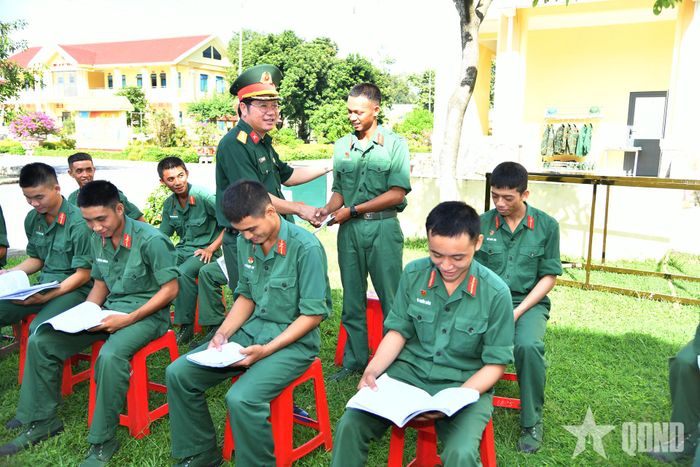 Đại tá Hồ Viết Quảng, Phó chính ủy Sư đoàn 9 kiểm tra, động viên bộ đội tham gia kiểm tra.