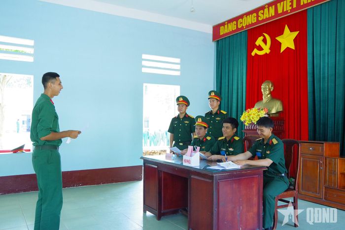 Chiến sĩ thực hiện nội dung vấn đáp.