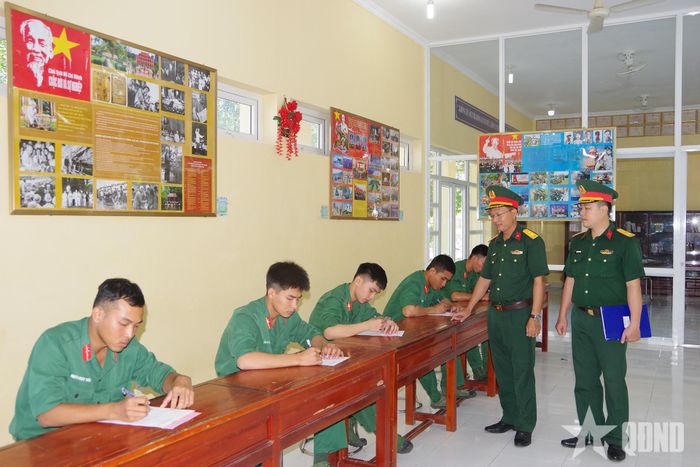 Thực hiện phần kiểm tra trắc nghiệm nhận thức chính trị.