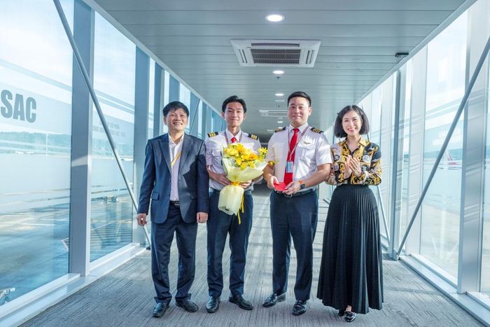 Đại diện Cảng hàng không quốc tế Phú Quốc tặng hoa chào mừng phi hành đoàn trên chuyến bay.