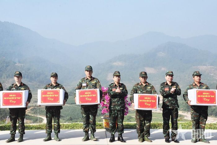   Thiếu tướng Lại Tiến Giang (đứng giữa) tặng quà động viên các lực lượng tham gia diễn tập. 