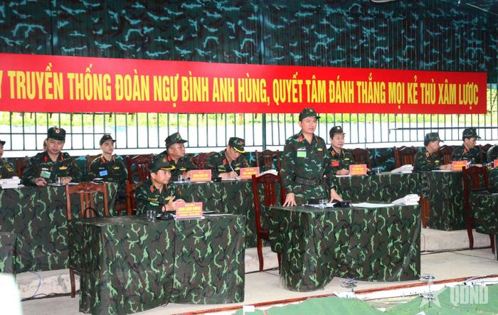 Đại tá Nguyễn Huy Long, Bí thư Đảng ủy, Chính ủy Sư đoàn 324 thông qua Dự thảo Nghị quyết lãnh đạo nhiệm vụ chiến đấu trong diễn tập.