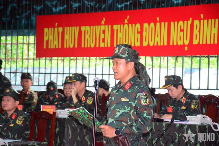 Đại tá Phạm Lê Tuấn, Sư đoàn trưởng Sư đoàn 324 báo cáo quyết tâm chiến đấu trong diễn tập.