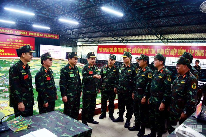 Các đại biểu trao đổi kinh nghiệm sau diễn tập.