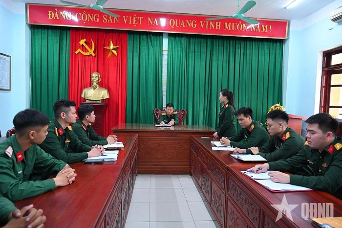  Đoàn kiểm tra nghe báo cáo về hoạt động phổ biến, giáo dục pháp luật.