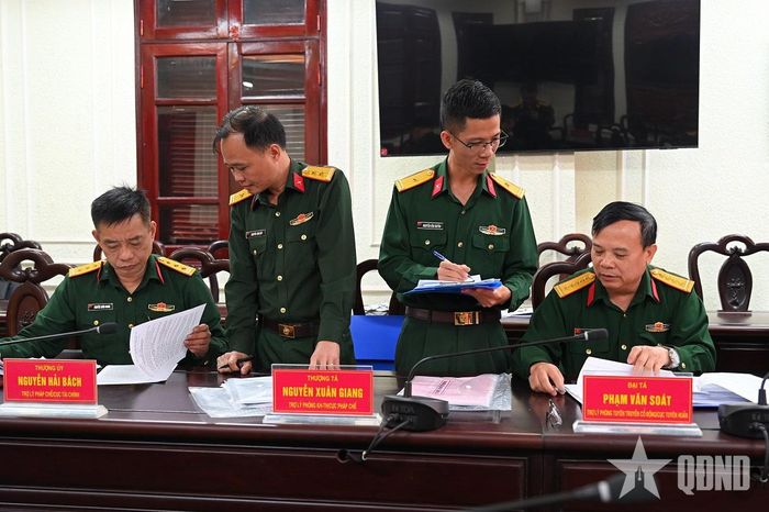  Đoàn kiểm tra làm việc tại Bộ CHQS TP Bắc Ninh.