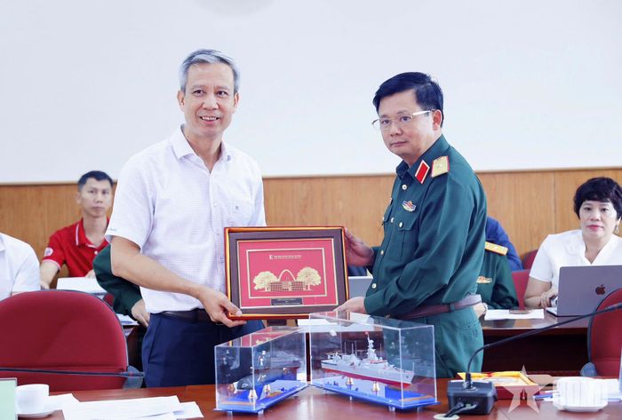 GS, TS Lê Anh Tuấn trao quà lưu niệm tặng Thiếu tướng, TS Dương Minh Hải.  