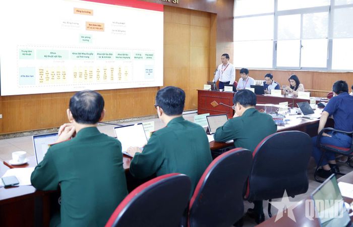 Quang cảnh buổi làm việc. 