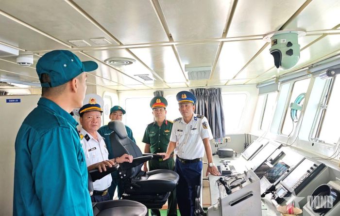  Đại biểu tham quan tàu Hải đội Dân quân thường trực TP Đà Nẵng. 