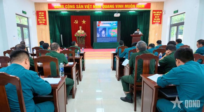  Toàn cảnh lớp tập huấn do Vùng Cảnh sát biển 2 bồi dưỡng chuyên môn, nghiệp vụ cho dân quân thường trực. 