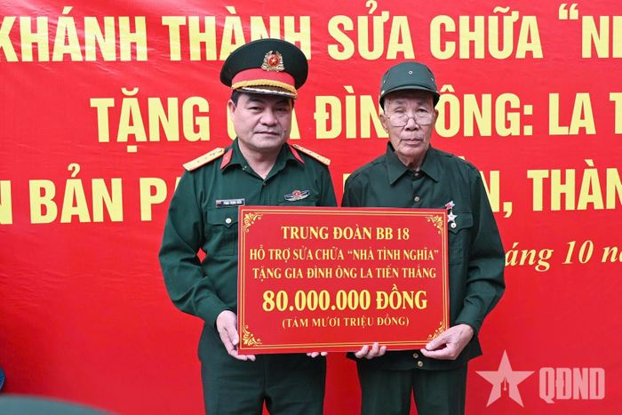 Chỉ huy Trung đoàn Bộ binh 18 trao kinh phí hỗ trợ sửa chữa nhà tặng gia đình ông La Tiến Thắng.